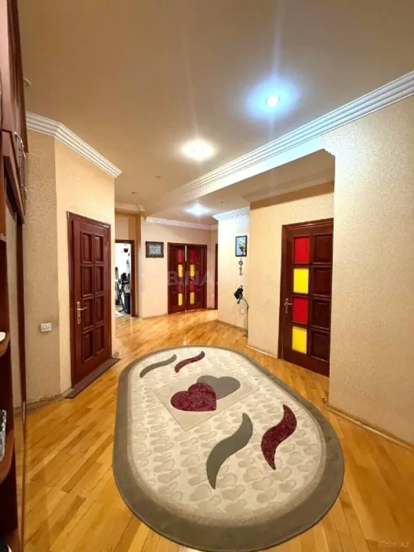 Satılır 4 otaqlı mənzil 165 m²