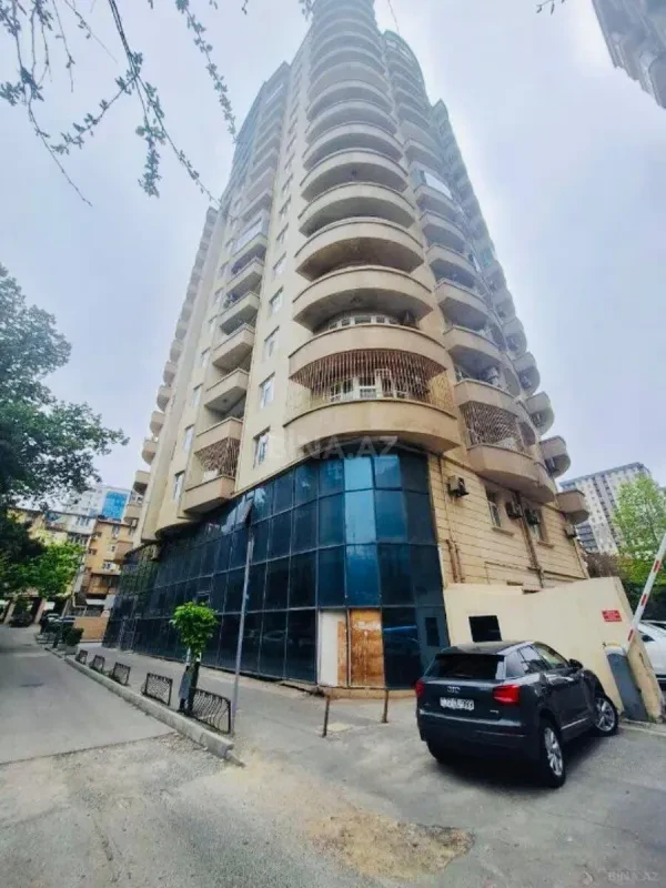 Satılır 4 otaqlı mənzil 165 m²