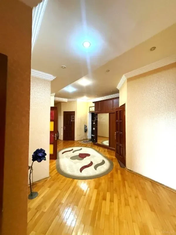 Satılır 4 otaqlı mənzil 165 m²