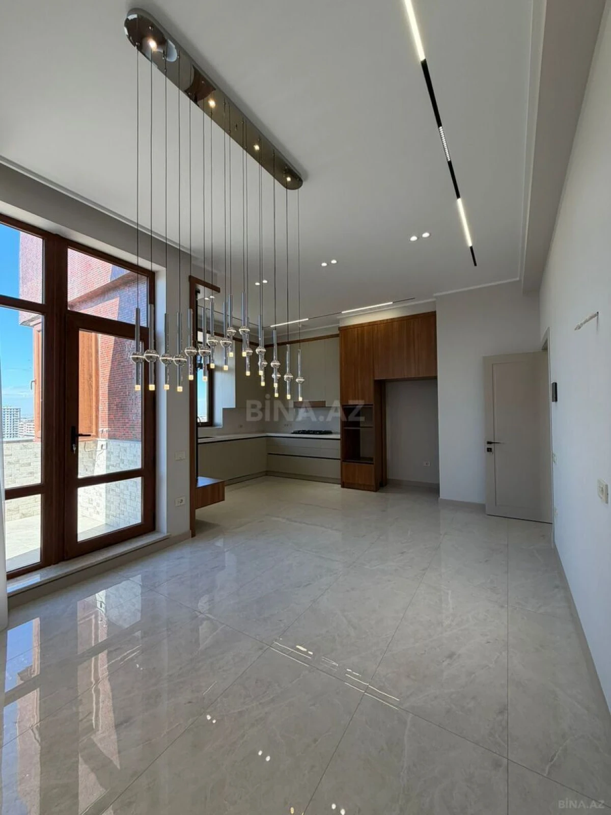 Satılır 4 otaqlı mənzil 216 m²