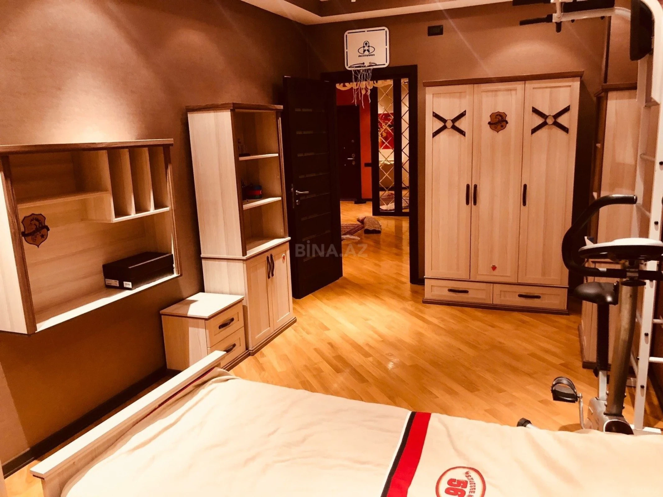 Kirayə verilir 4 otaqlı mənzil 220 m²