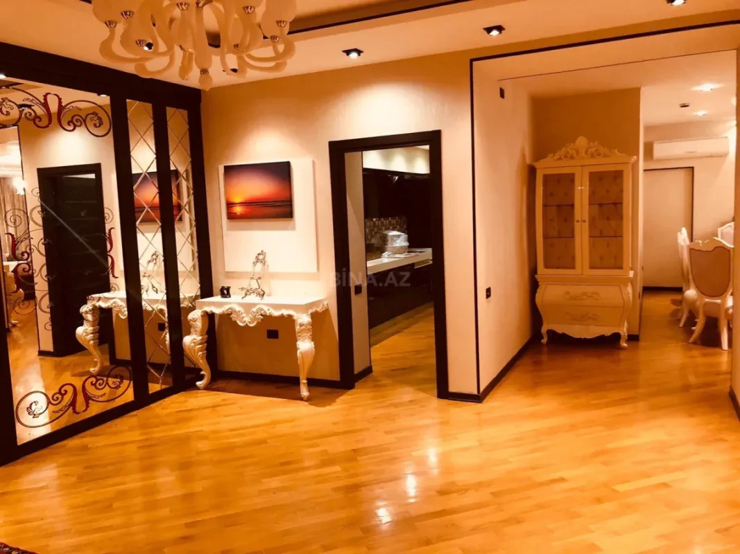 Kirayə verilir 4 otaqlı mənzil 220 m²