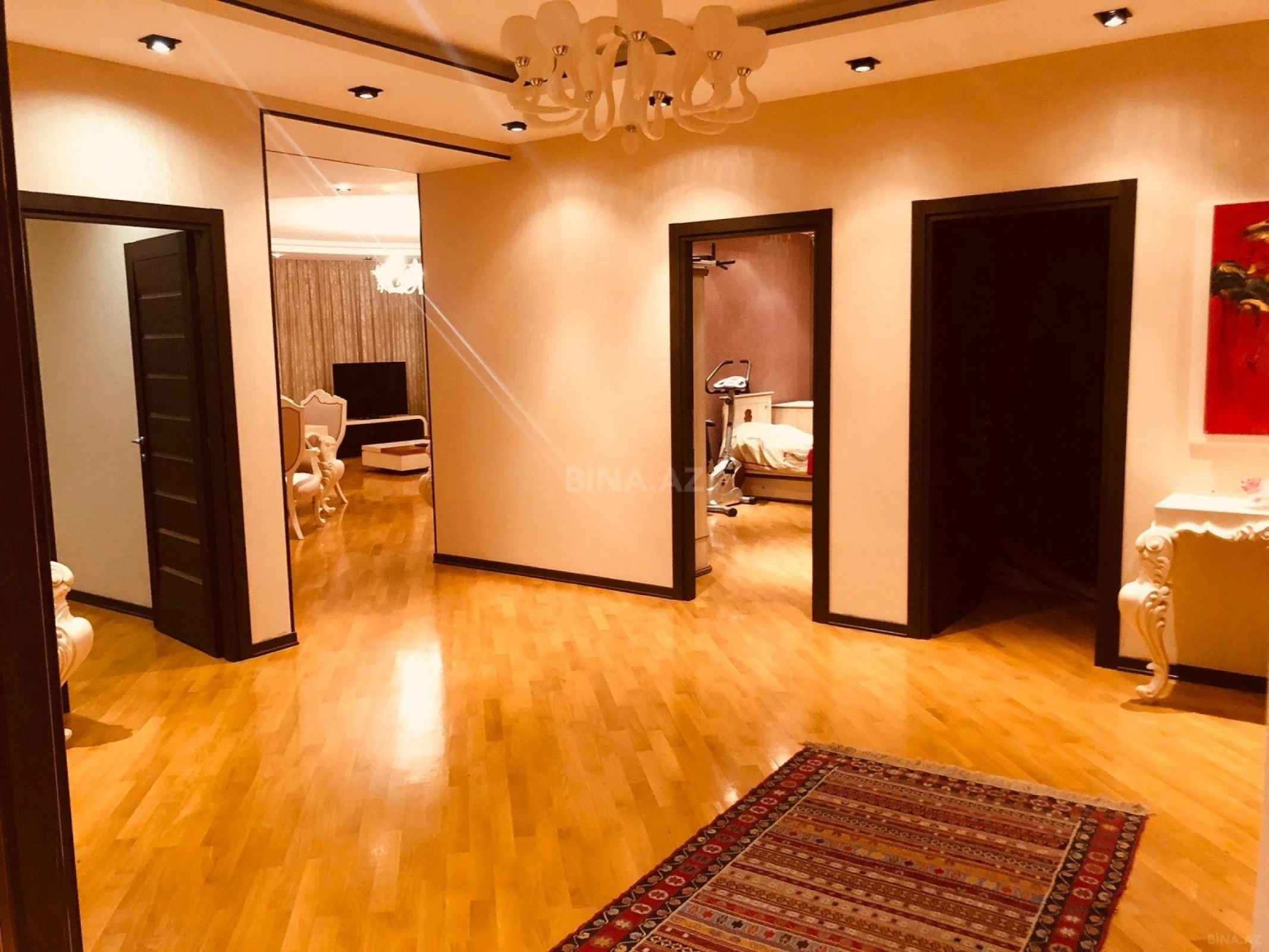Kirayə verilir 4 otaqlı mənzil 220 m²