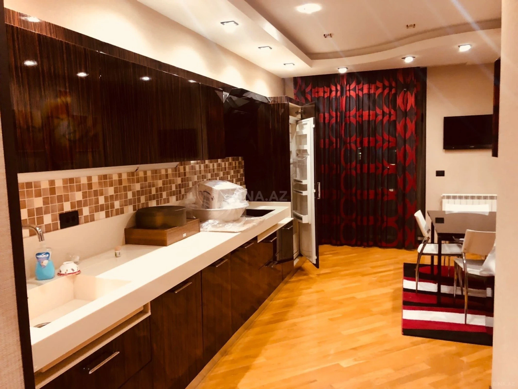 Kirayə verilir 4 otaqlı mənzil 220 m²