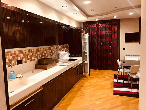 Kirayə verilir 4 otaqlı mənzil 220 m²