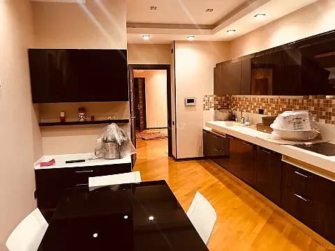 Kirayə verilir 4 otaqlı mənzil 220 m²