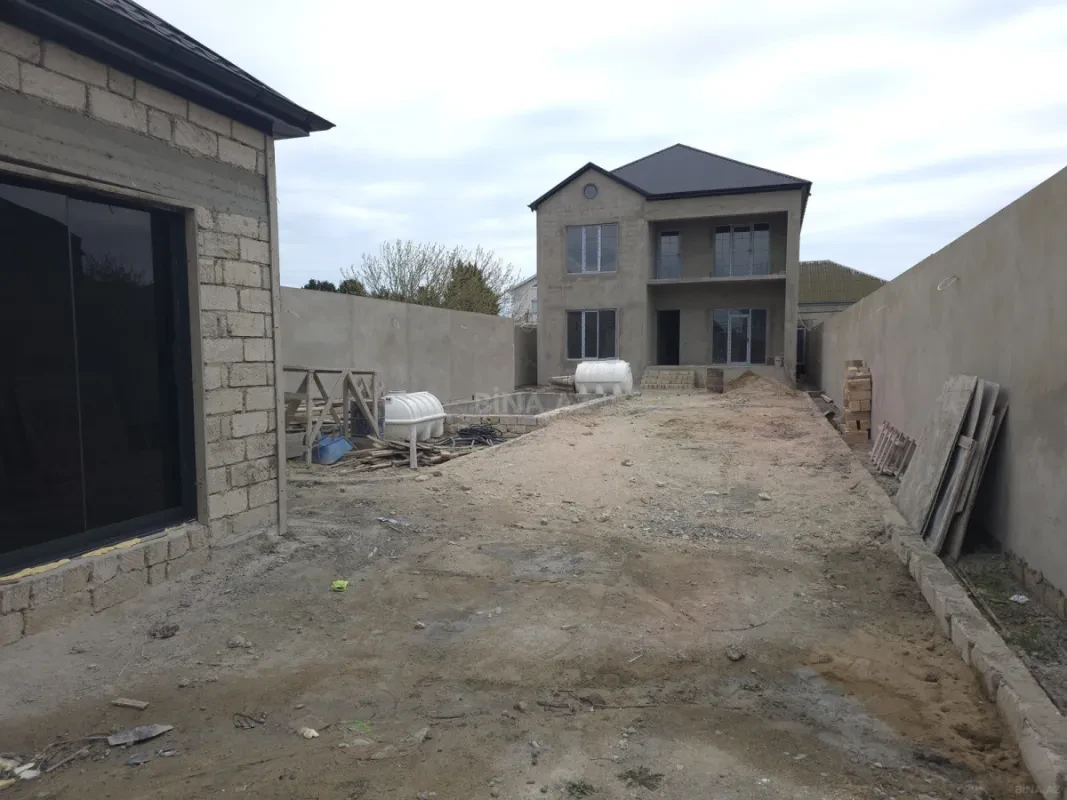 Satılır 5 otaqlı həyət evi 250 m²