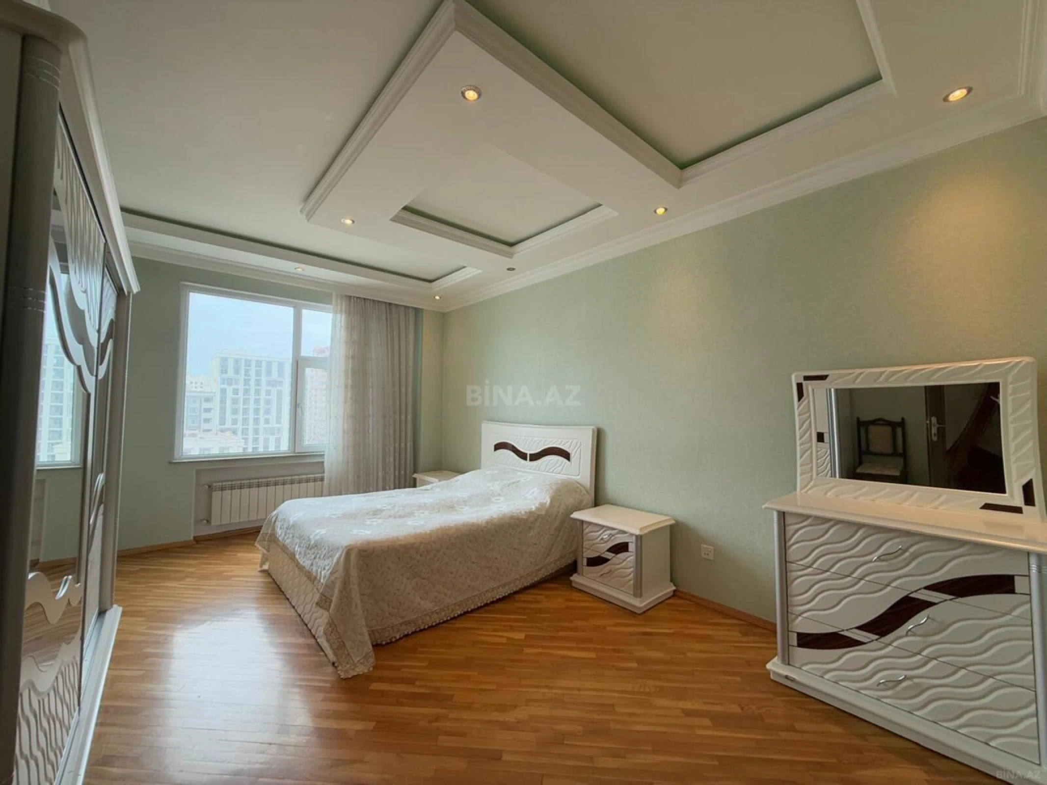 Kirayə verilir 4 otaqlı mənzil 160 m²
