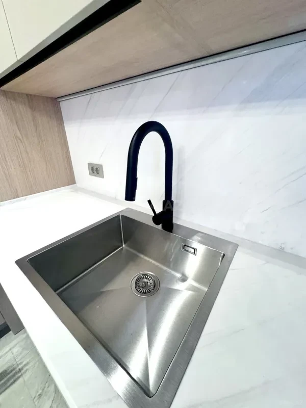 Kirayə verilir 4 otaqlı mənzil 140 m²