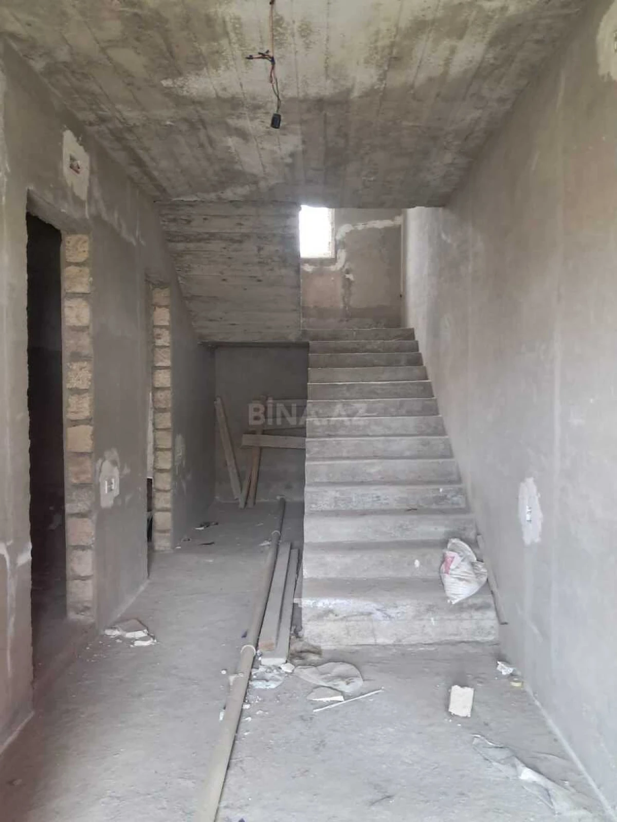 Satılır 6 otaqlı həyət evi 240 m²
