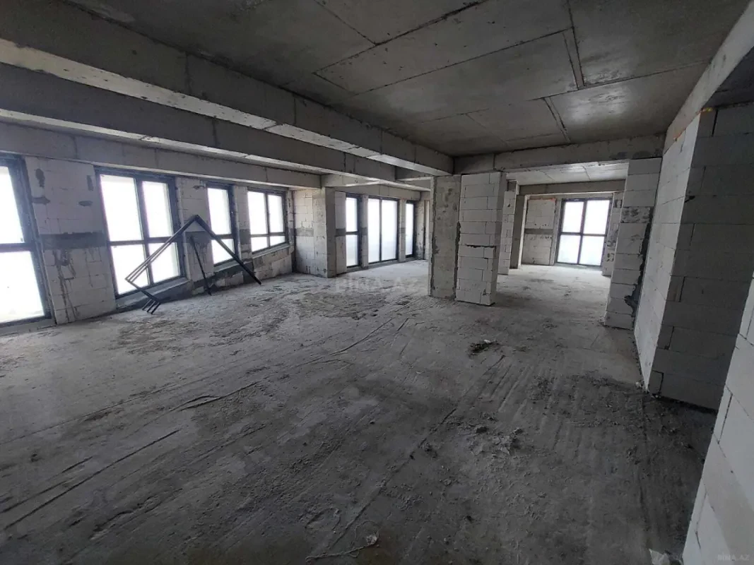 Satılır 4 otaqlı mənzil 303 m²