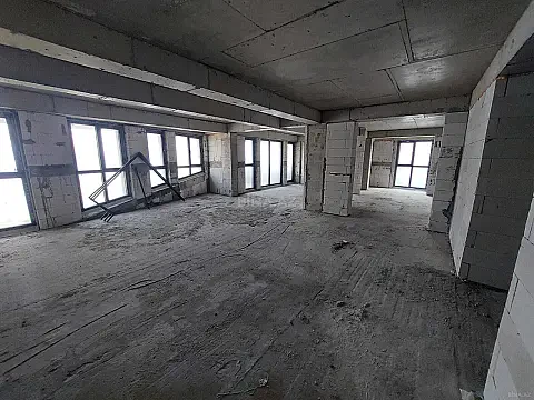 Satılır 4 otaqlı mənzil 303 m²