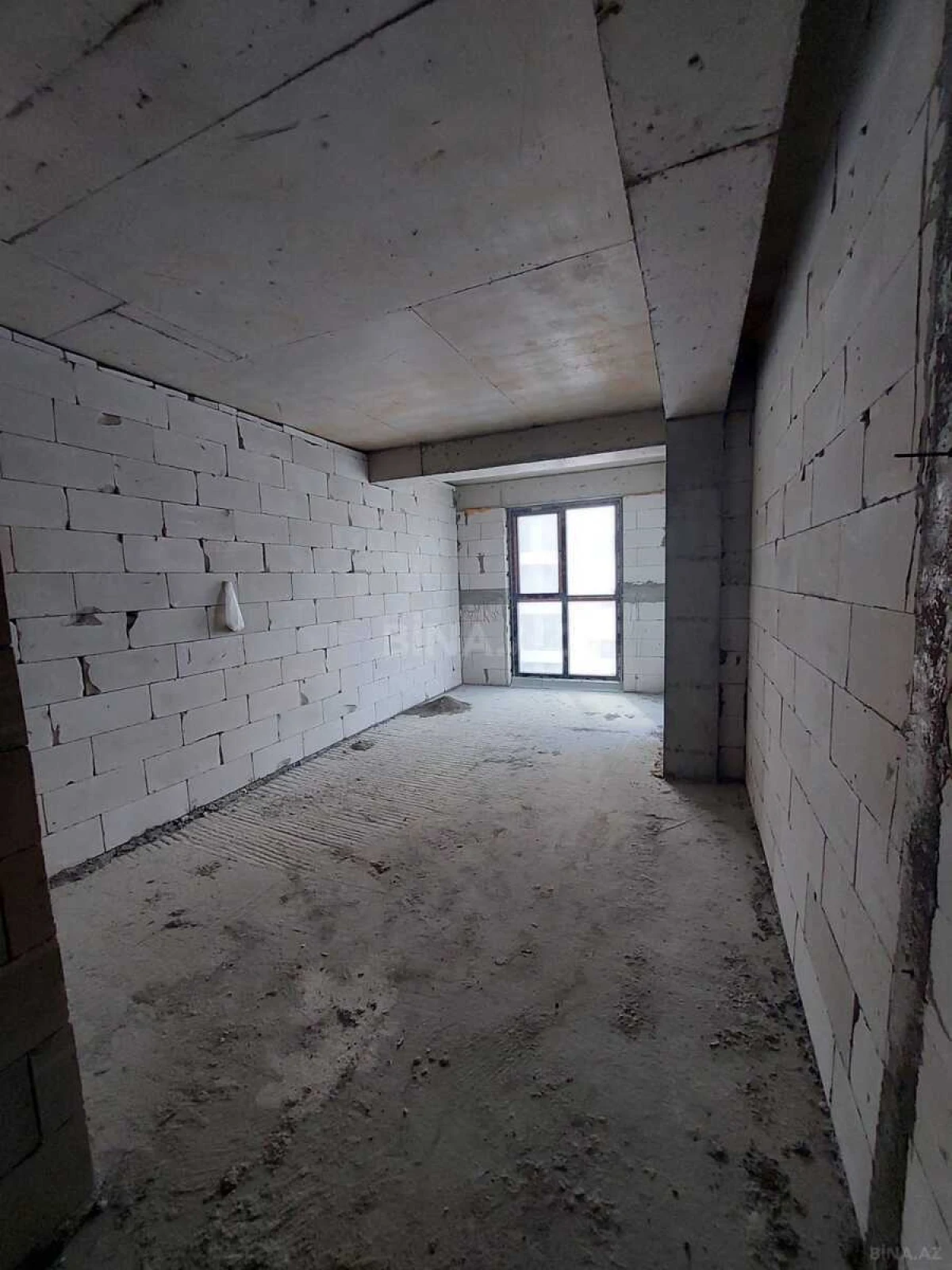 Satılır 4 otaqlı mənzil 303 m²