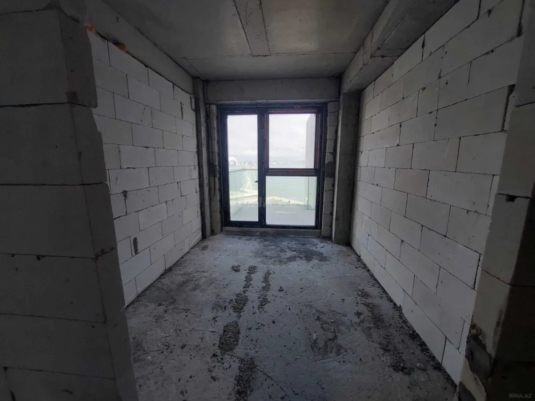 Satılır 4 otaqlı mənzil 303 m²