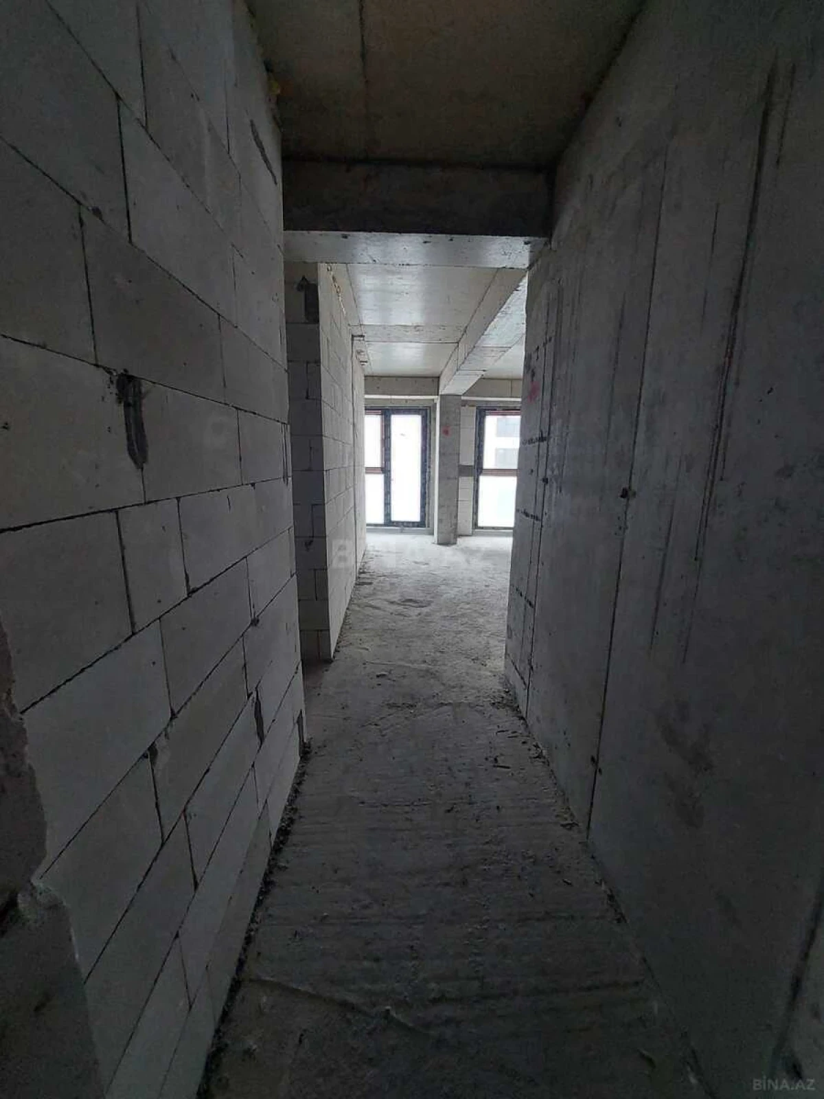 Satılır 4 otaqlı mənzil 303 m²