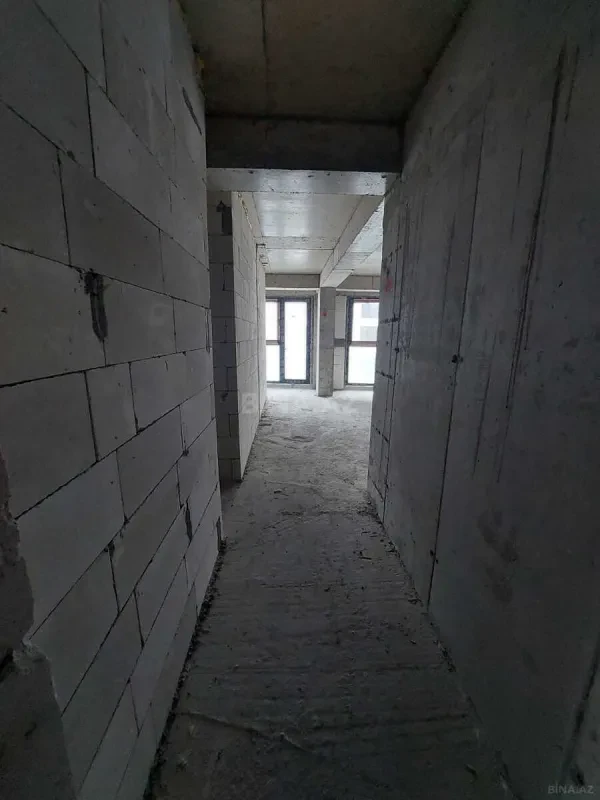 Satılır 4 otaqlı mənzil 303 m²