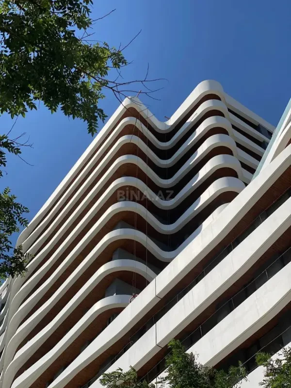 Satılır 4 otaqlı mənzil 303 m²