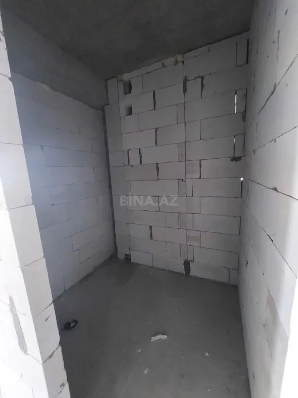 Satılır 4 otaqlı mənzil 303 m²