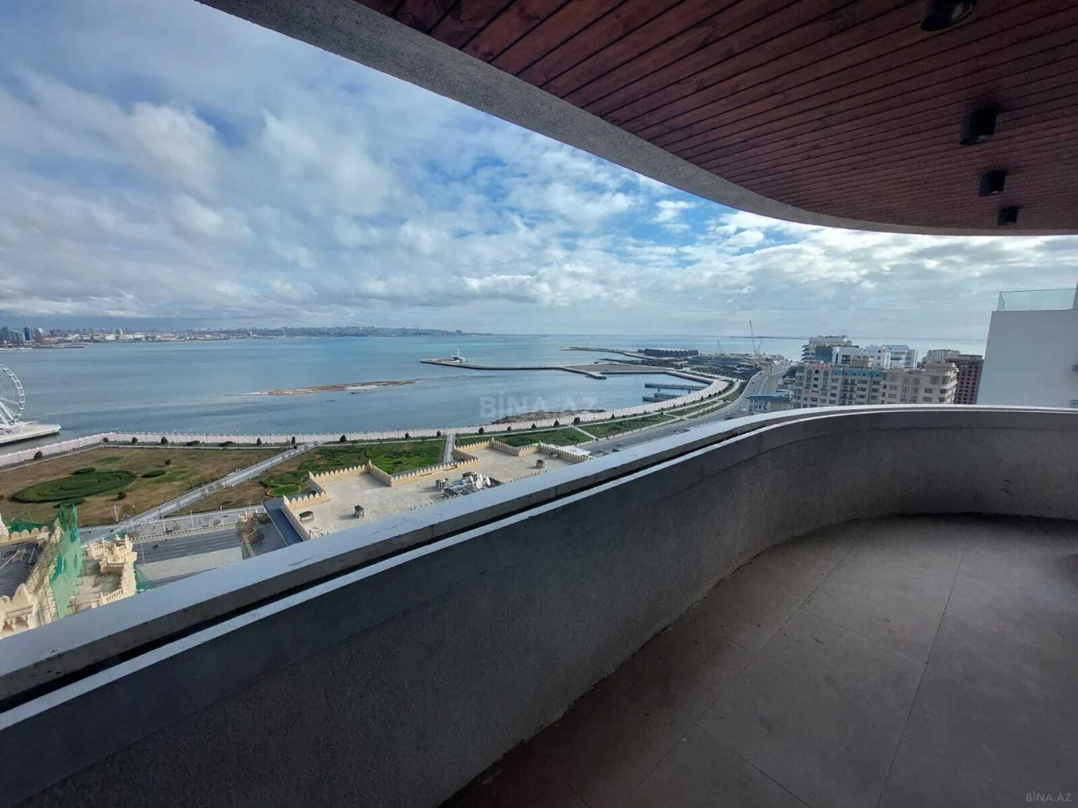 Satılır 4 otaqlı mənzil 303 m²
