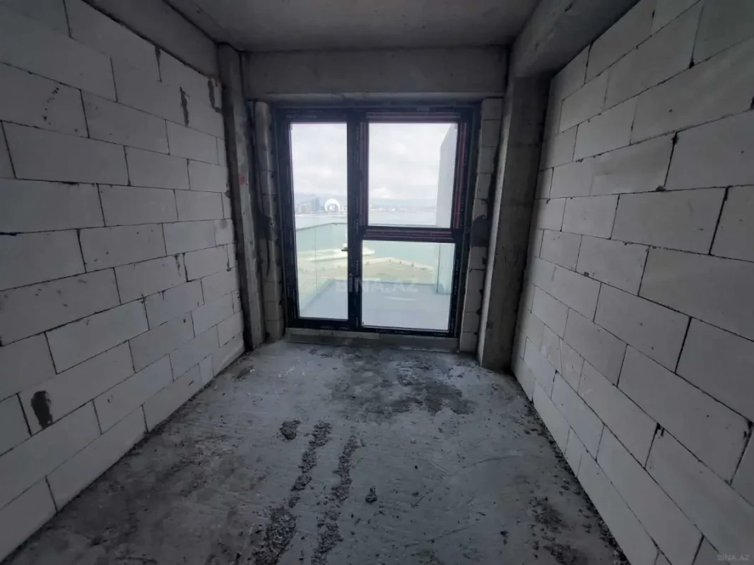 Satılır 4 otaqlı mənzil 303 m²
