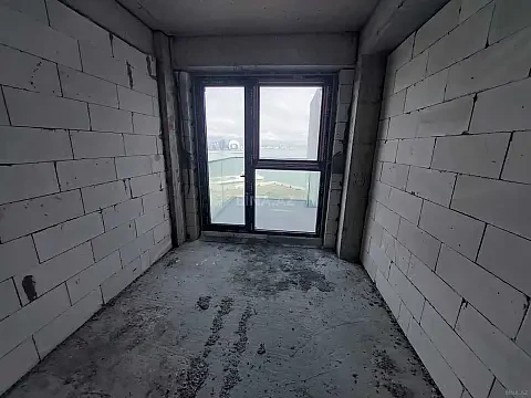Satılır 4 otaqlı mənzil 303 m²