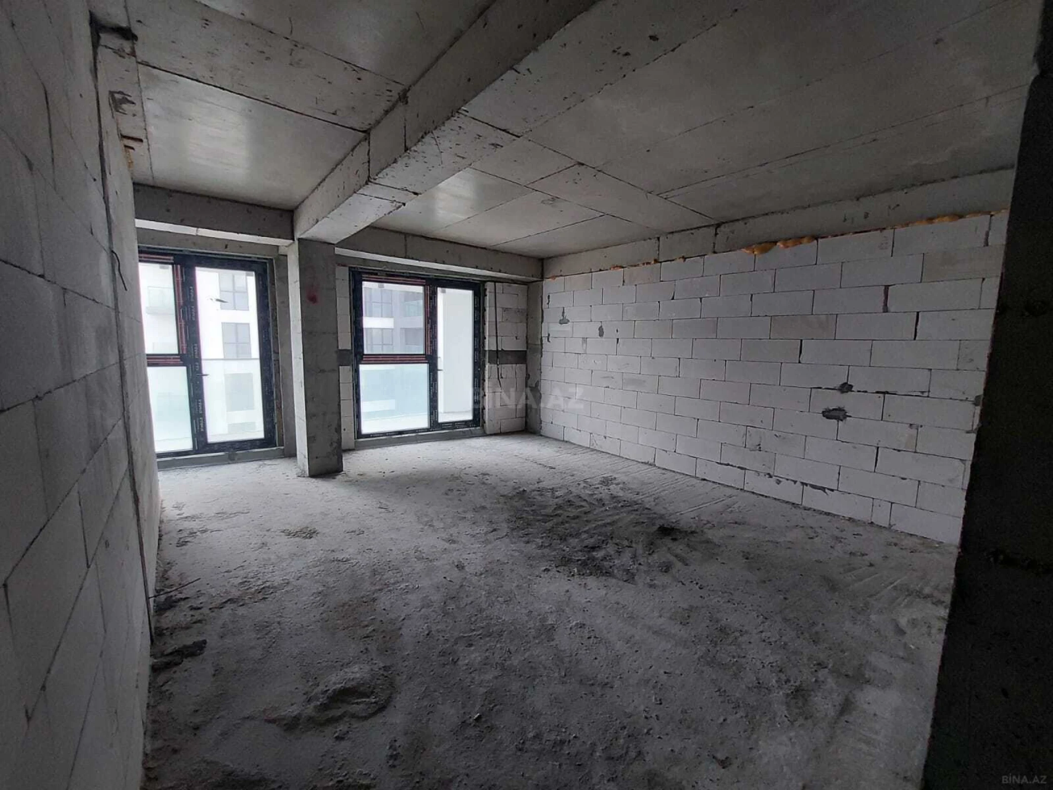 Satılır 4 otaqlı mənzil 303 m²