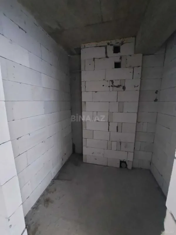 Satılır 4 otaqlı mənzil 303 m²