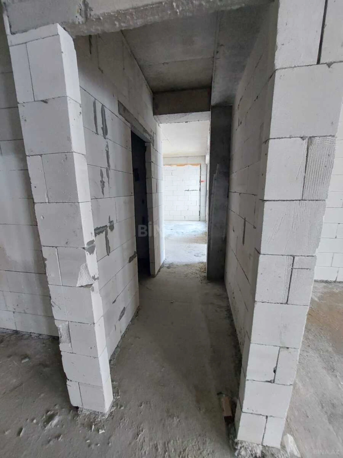 Satılır 4 otaqlı mənzil 303 m²