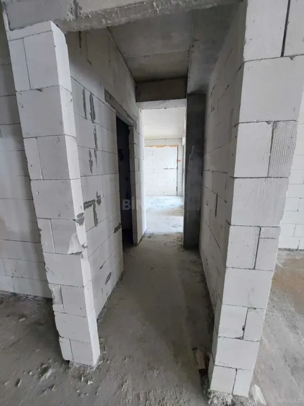 Satılır 4 otaqlı mənzil 303 m²