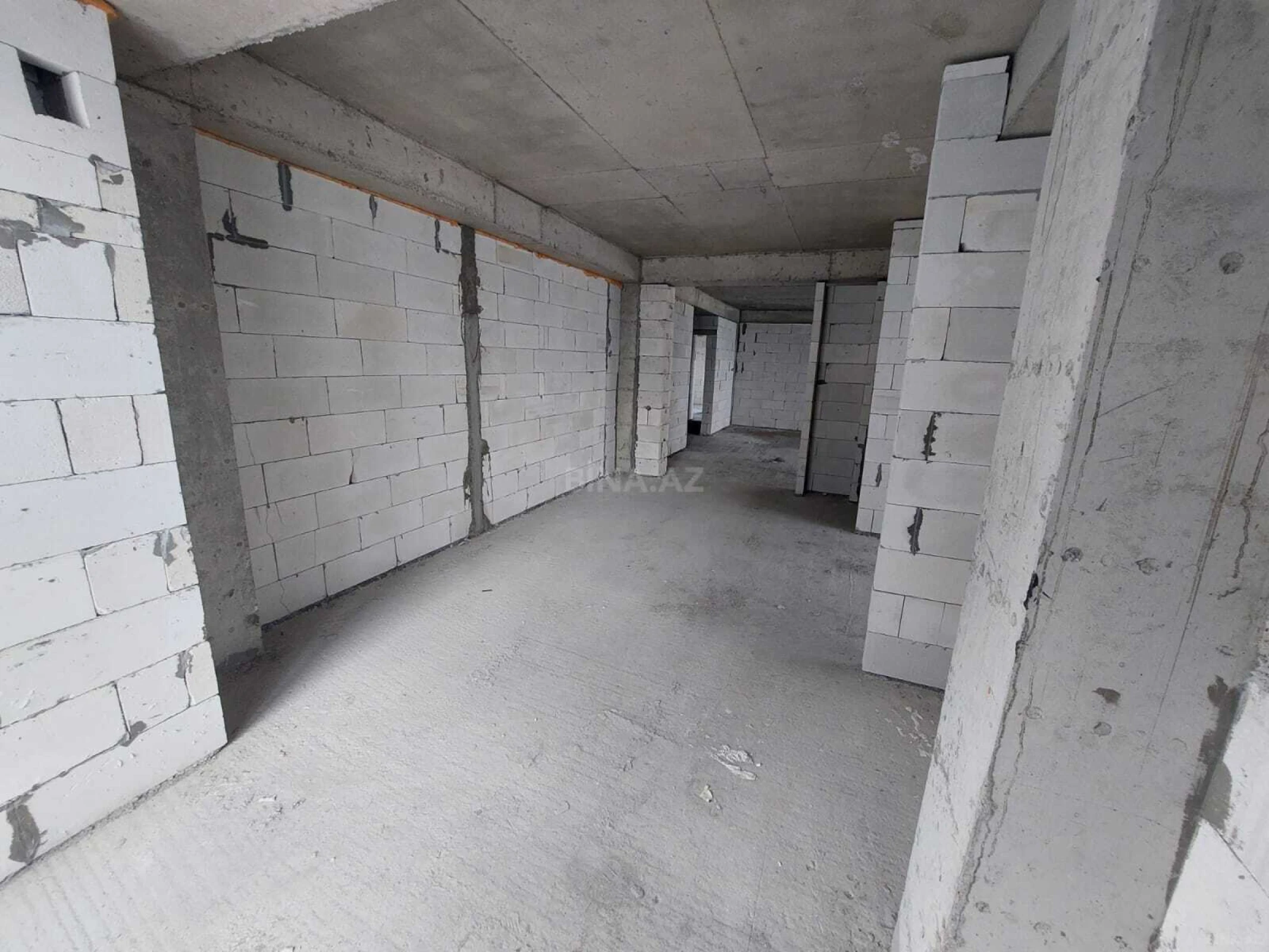 Satılır 4 otaqlı mənzil 303 m²