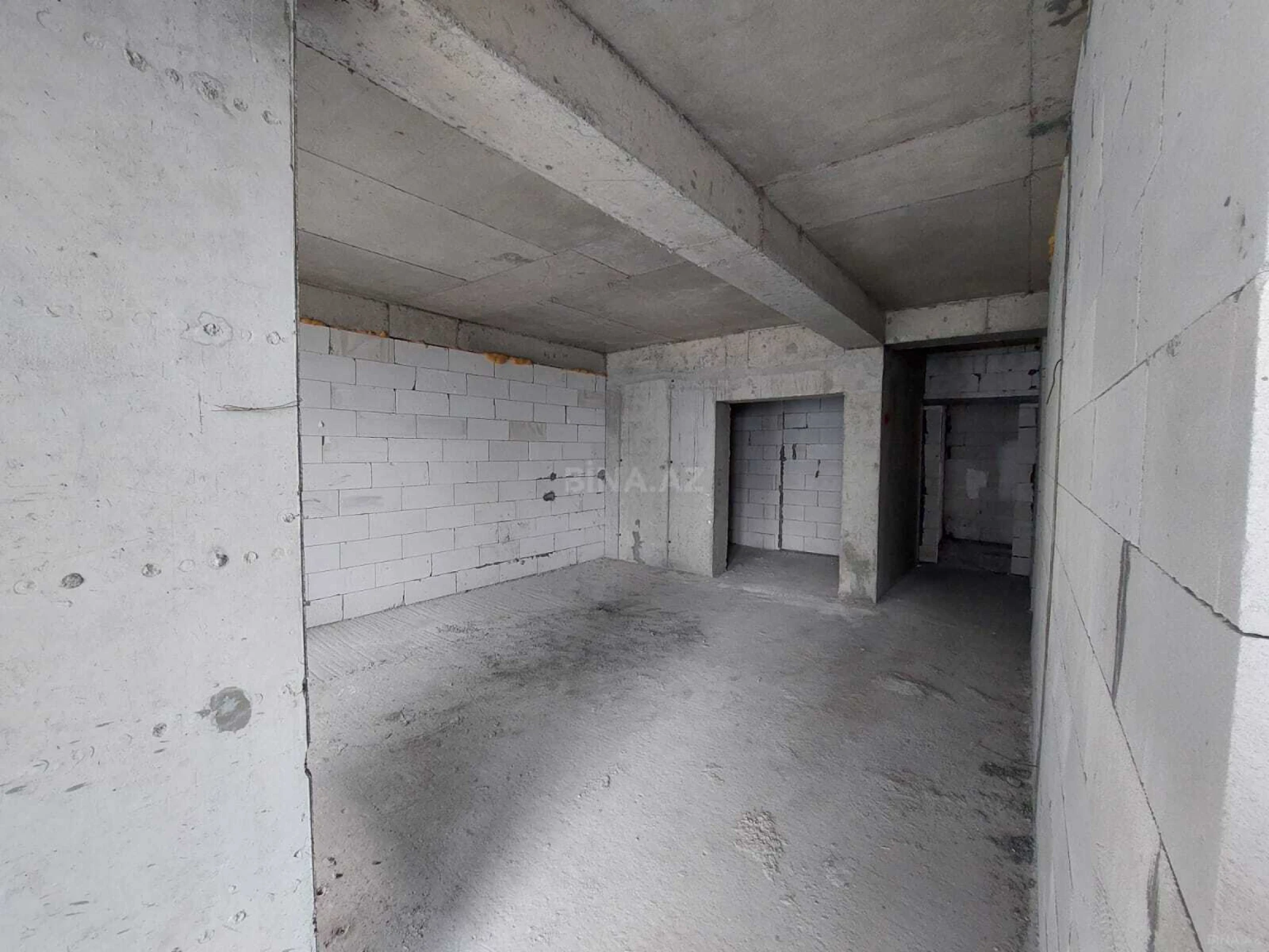 Satılır 4 otaqlı mənzil 303 m²