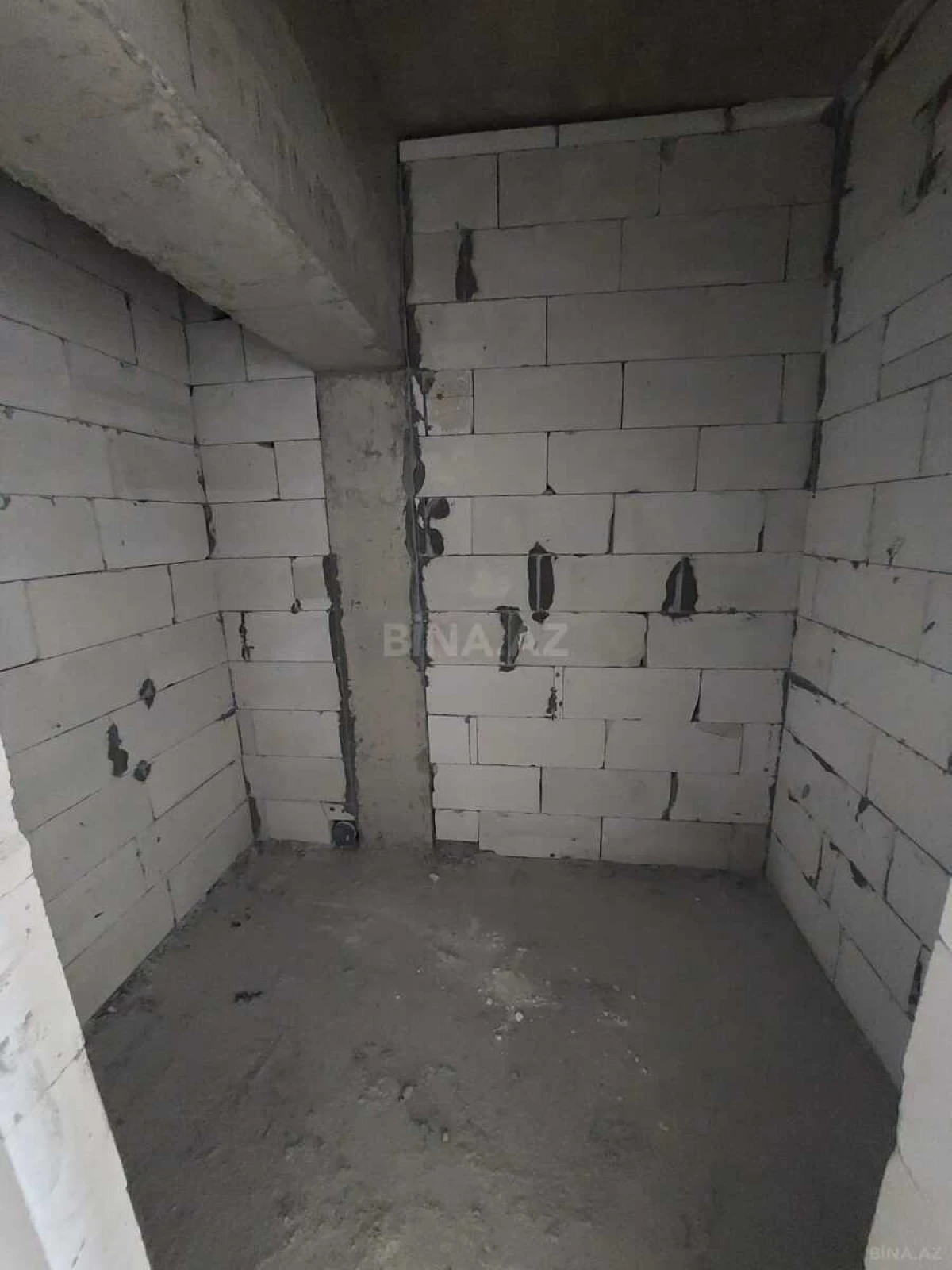 Satılır 4 otaqlı mənzil 303 m²
