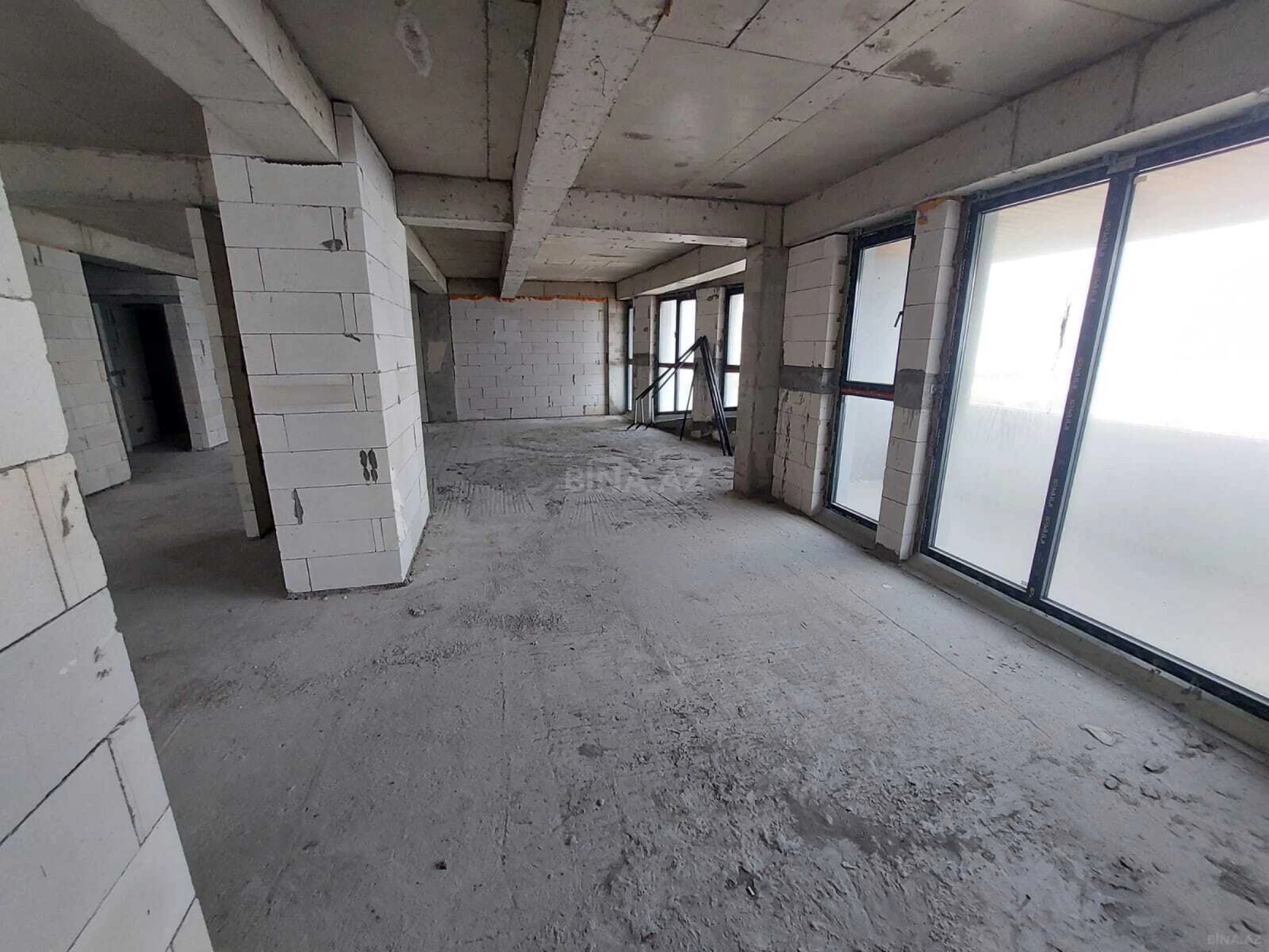 Satılır 4 otaqlı mənzil 303 m²