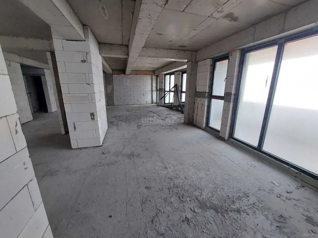 Satılır 4 otaqlı mənzil 303 m²
