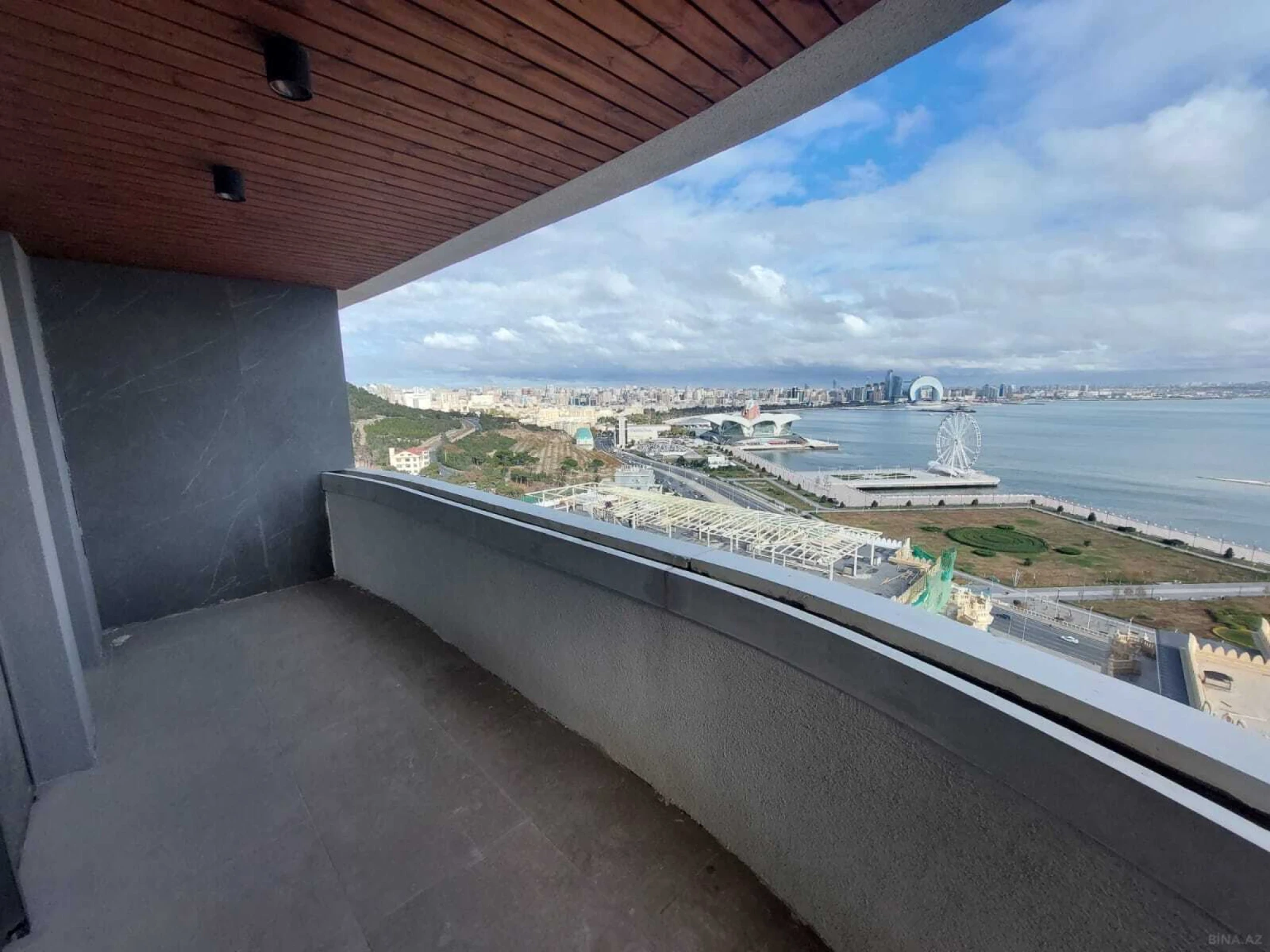 Satılır 4 otaqlı mənzil 303 m²