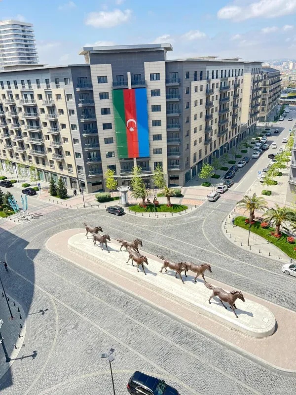 Satılır 4 otaqlı mənzil 230 m²