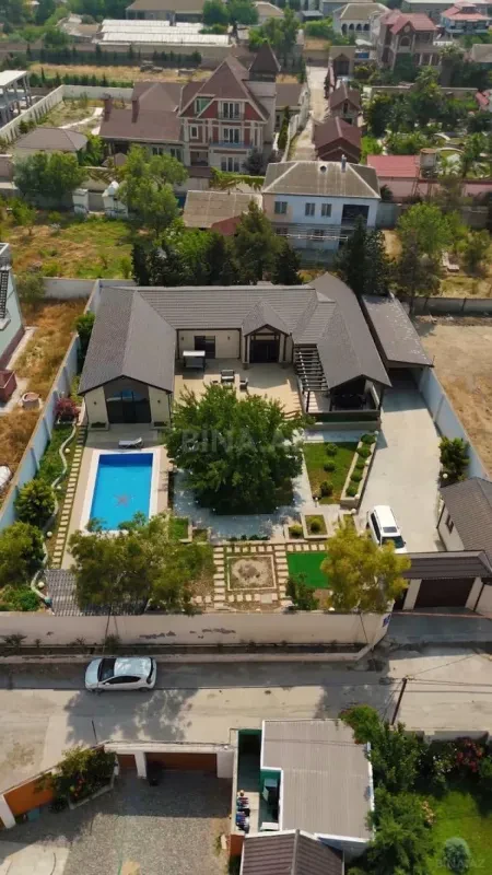 Satılır 5 otaqlı həyət evi 300 m²