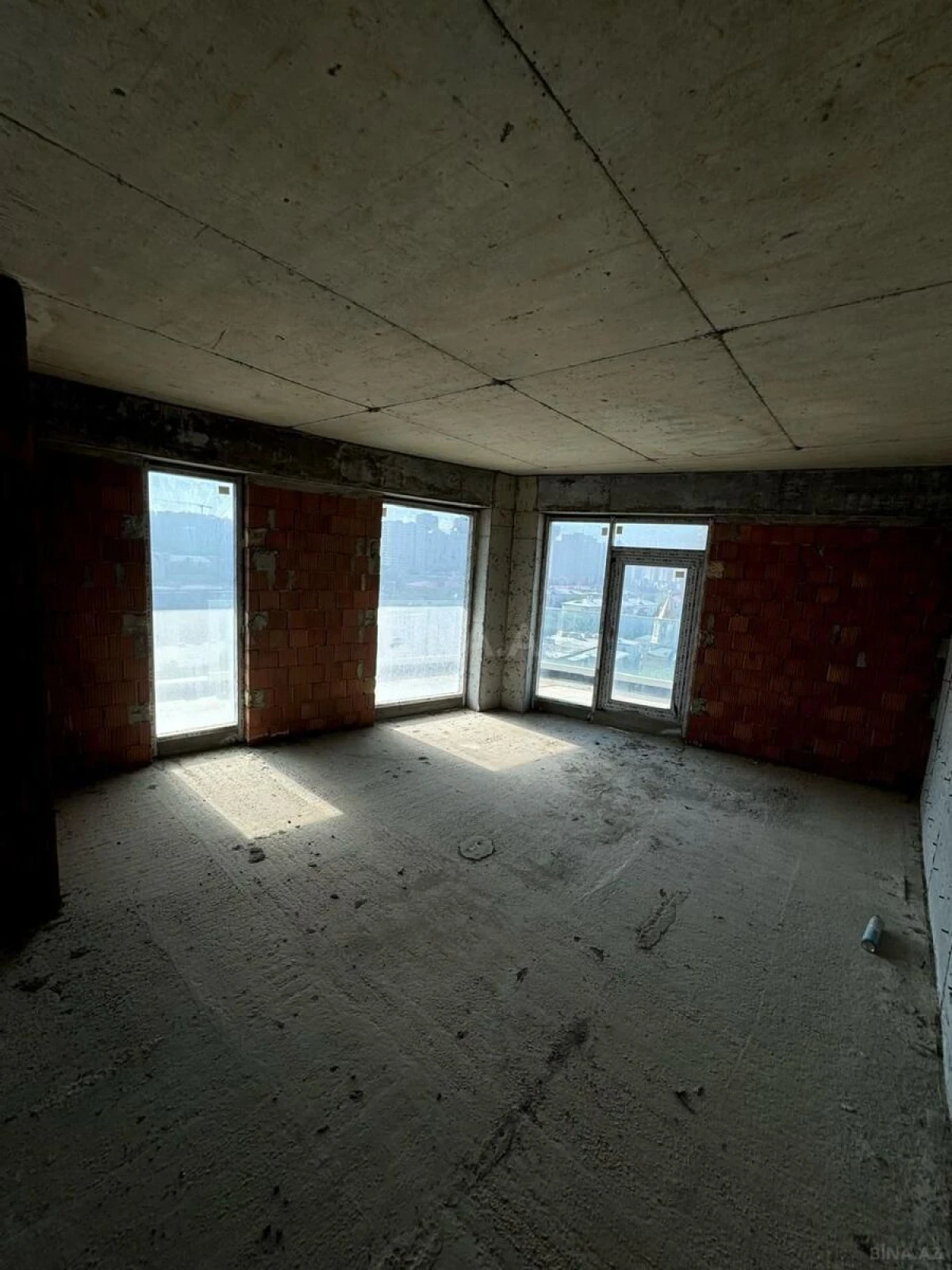Satılır 3 otaqlı mənzil 158 m²