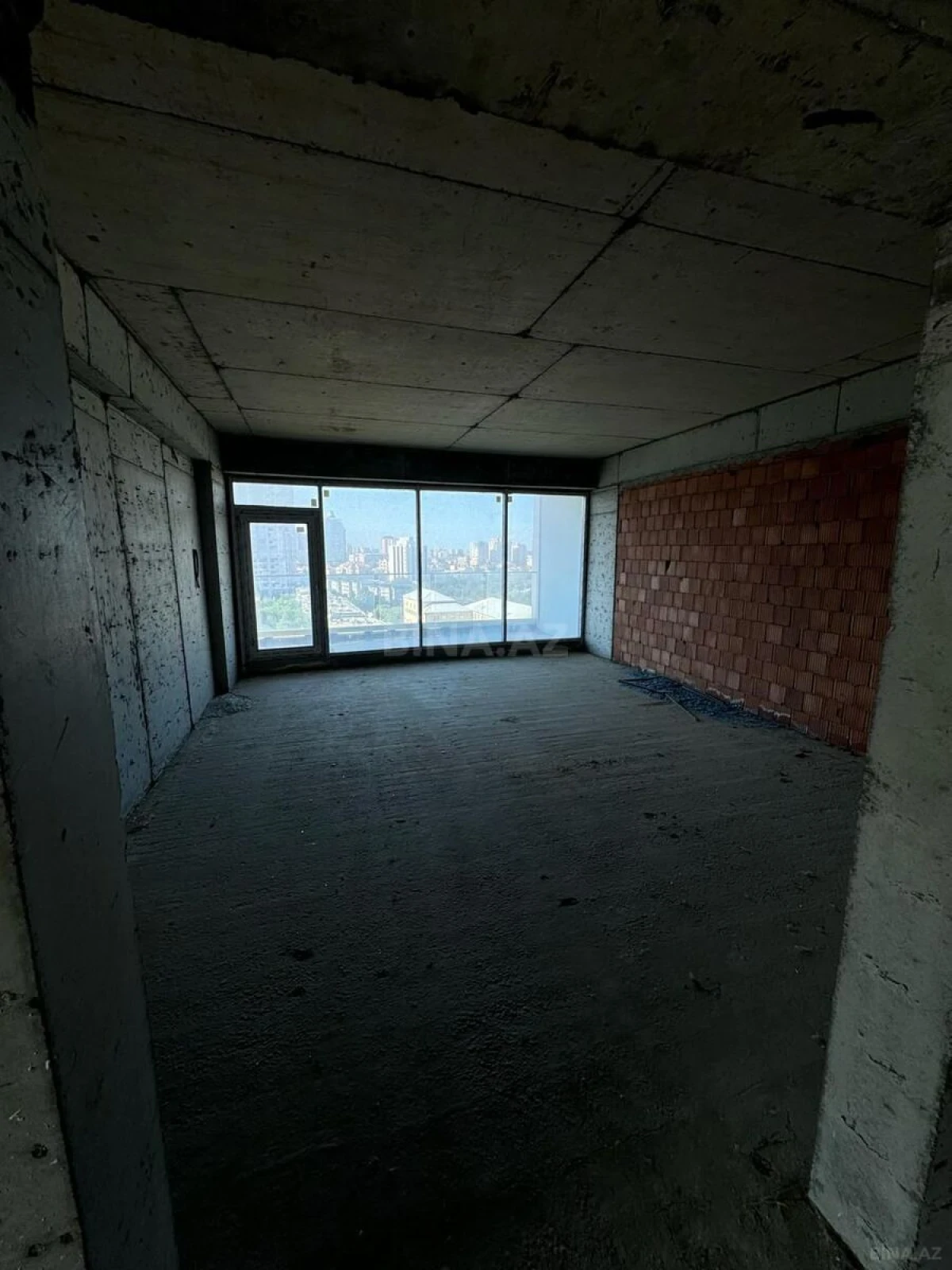 Satılır 3 otaqlı mənzil 158 m²