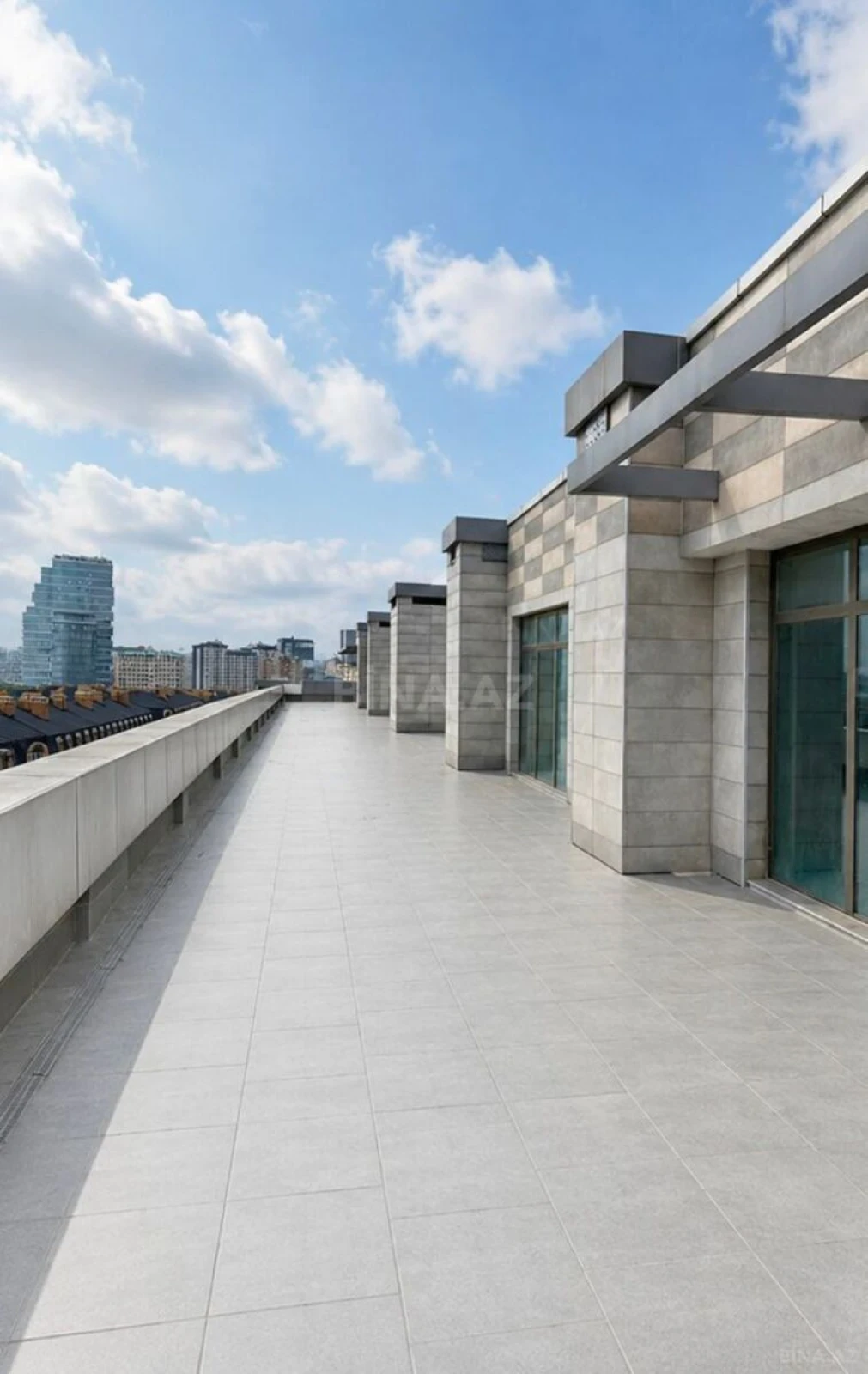 Satılır 10 otaqlı mənzil 755 m²