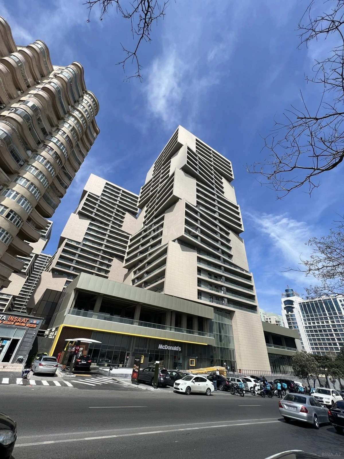 Satılır 4 otaqlı mənzil 176 m²