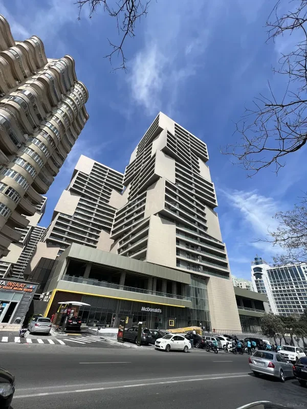 Satılır 4 otaqlı mənzil 176 m²