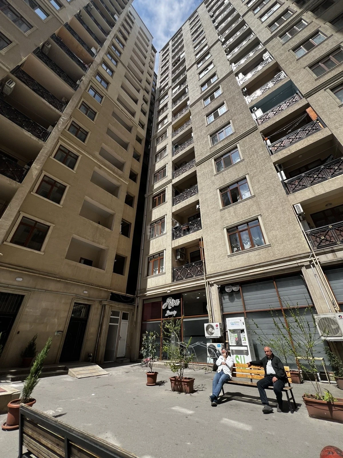 Satılır 2 otaqlı mənzil 76 m²