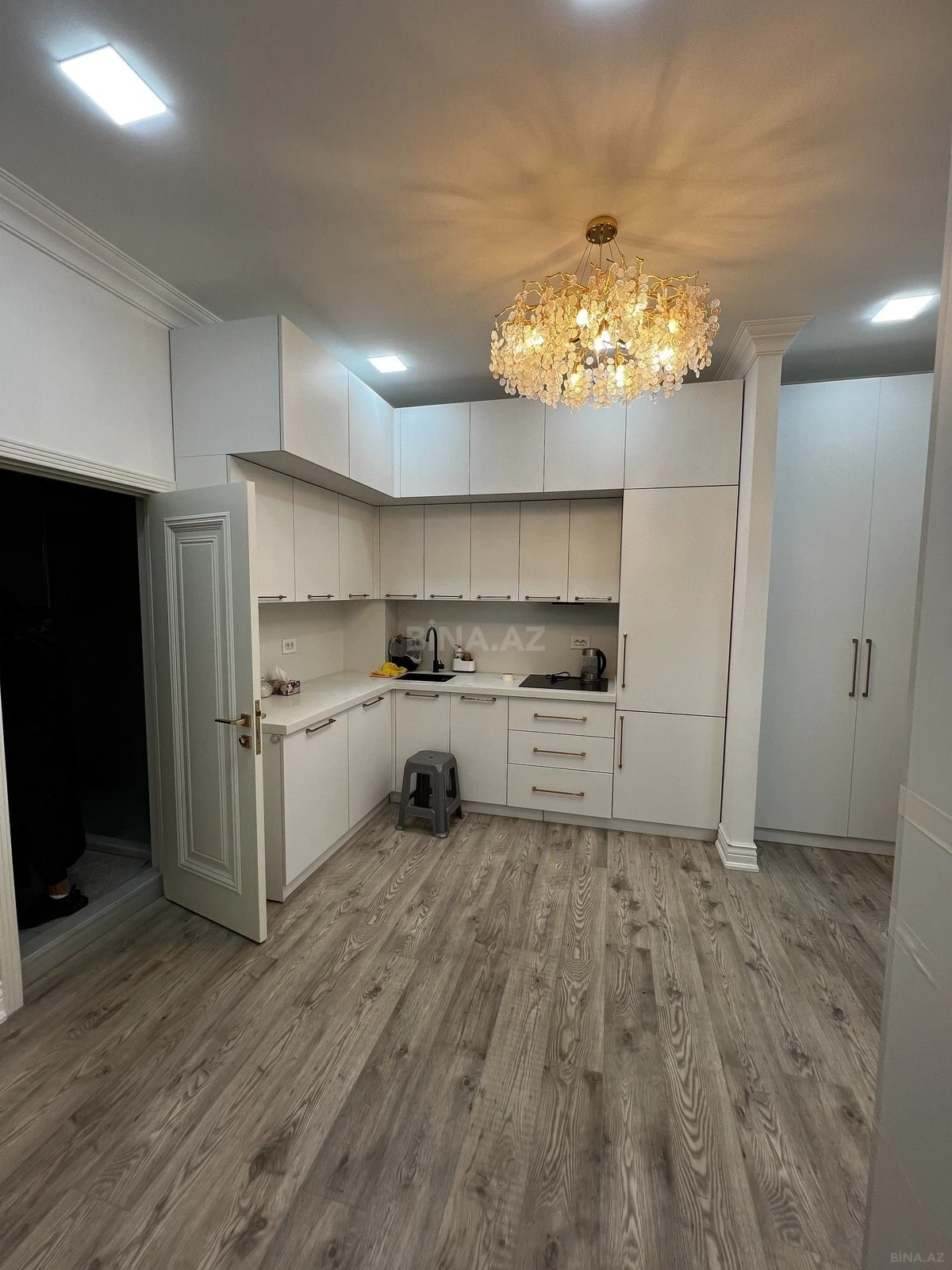Satılır 2 otaqlı mənzil 76 m²