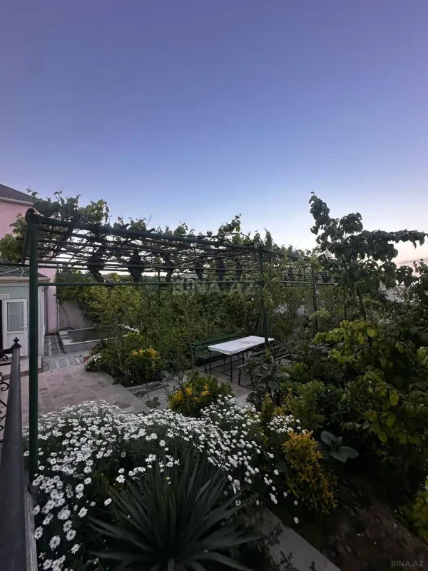 Satılır 8 otaqlı həyət evi 200 m²