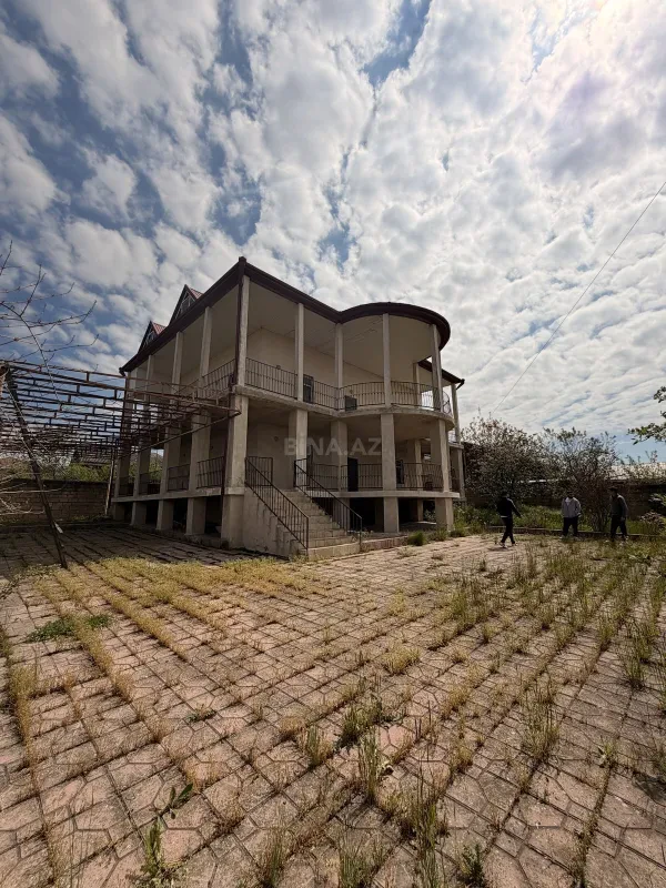 Satılır 9 otaqlı həyət evi 300 m²