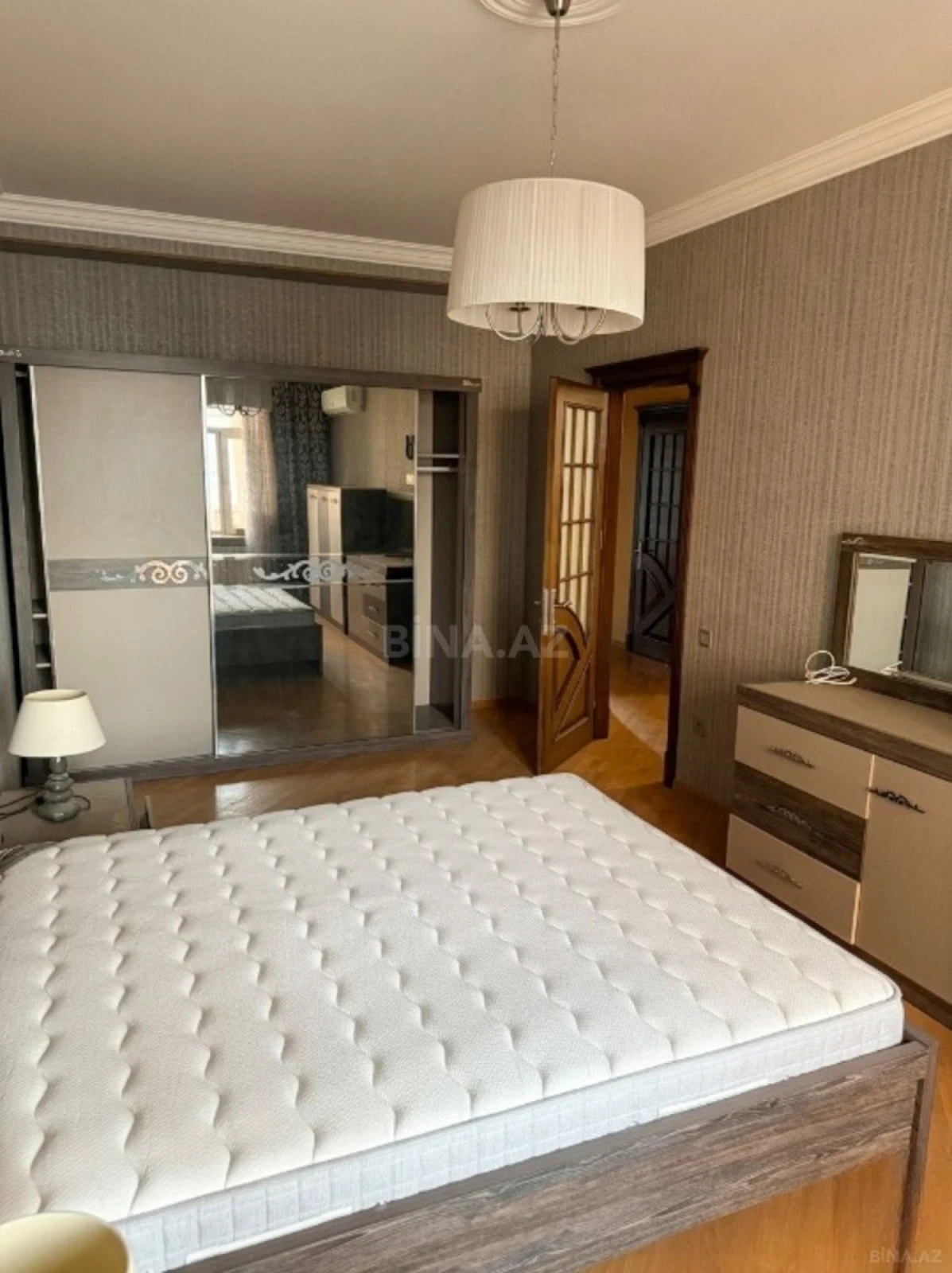 Satılır 4 otaqlı mənzil 169 m²