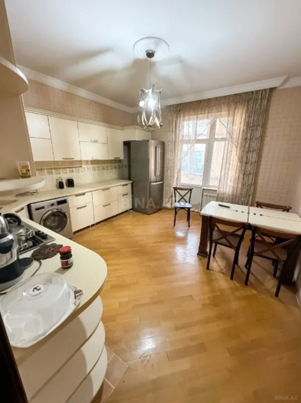Satılır 4 otaqlı mənzil 169 m²