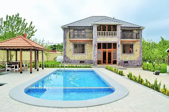 Kirayə verilir 5 otaqlı həyət evi 270 m² — Qəbələ 5 otaq 270.00 m²