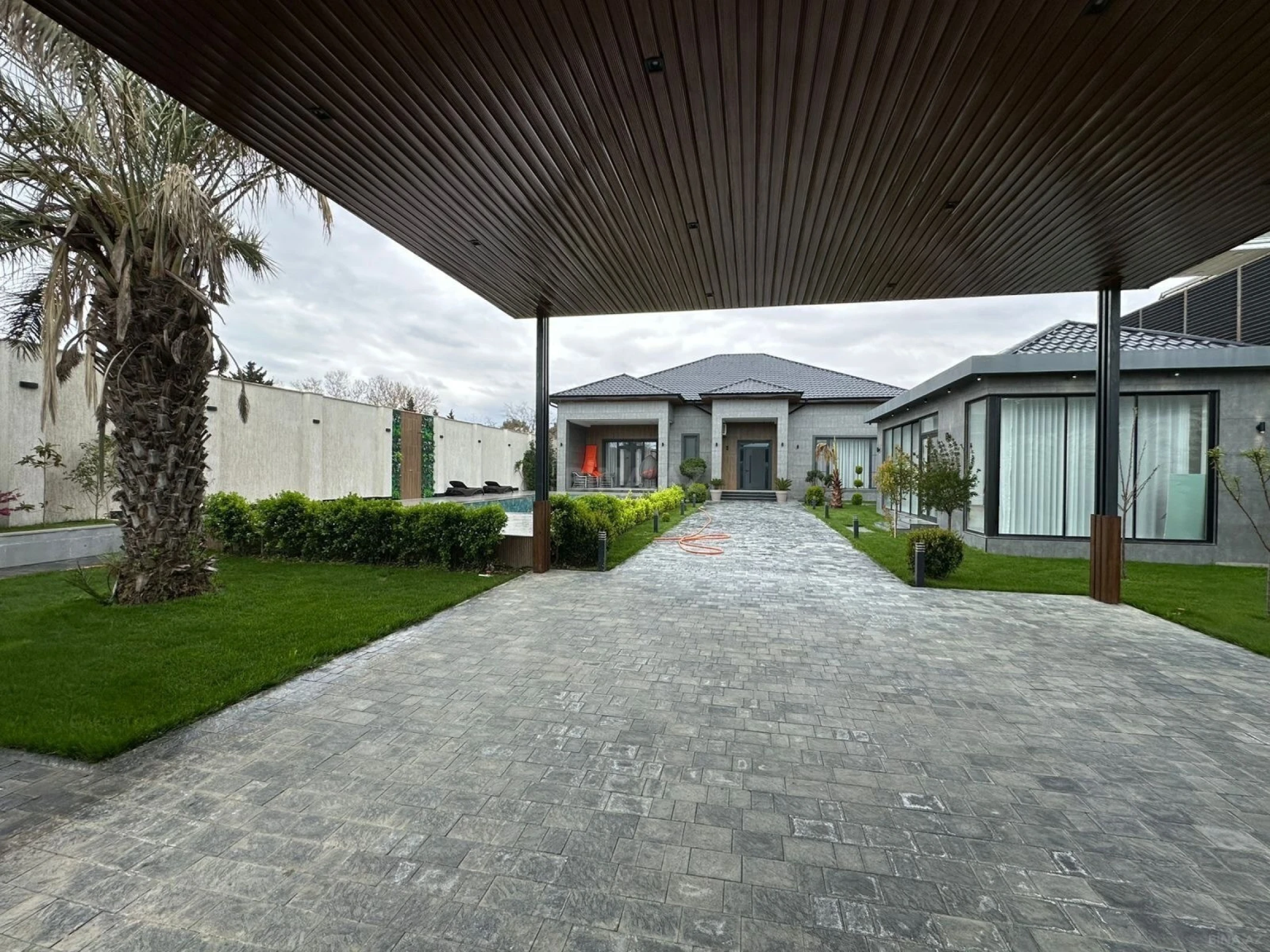 Satılır 5 otaqlı həyət evi 270 m²